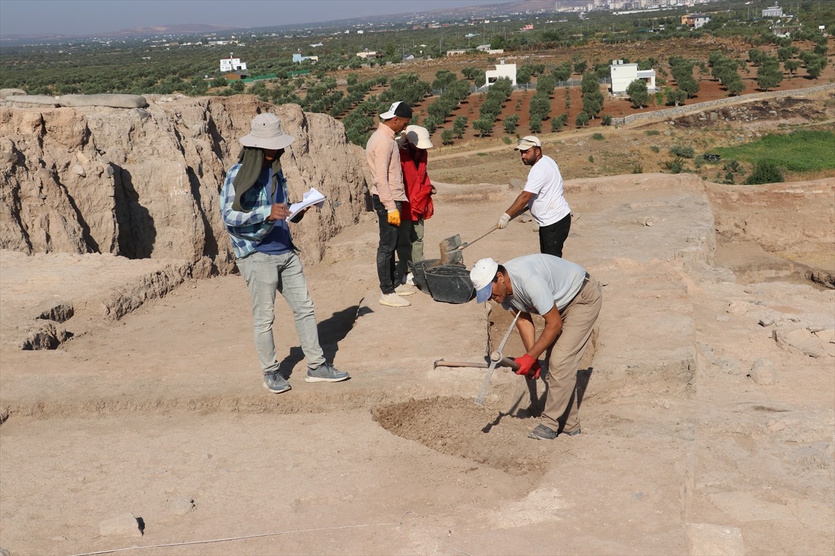 Güneydoğu Anadolu Bölgesi'nin en büyük höyükleri arasında yer alan Kilis'teki Oylum Höyük'te kazı...