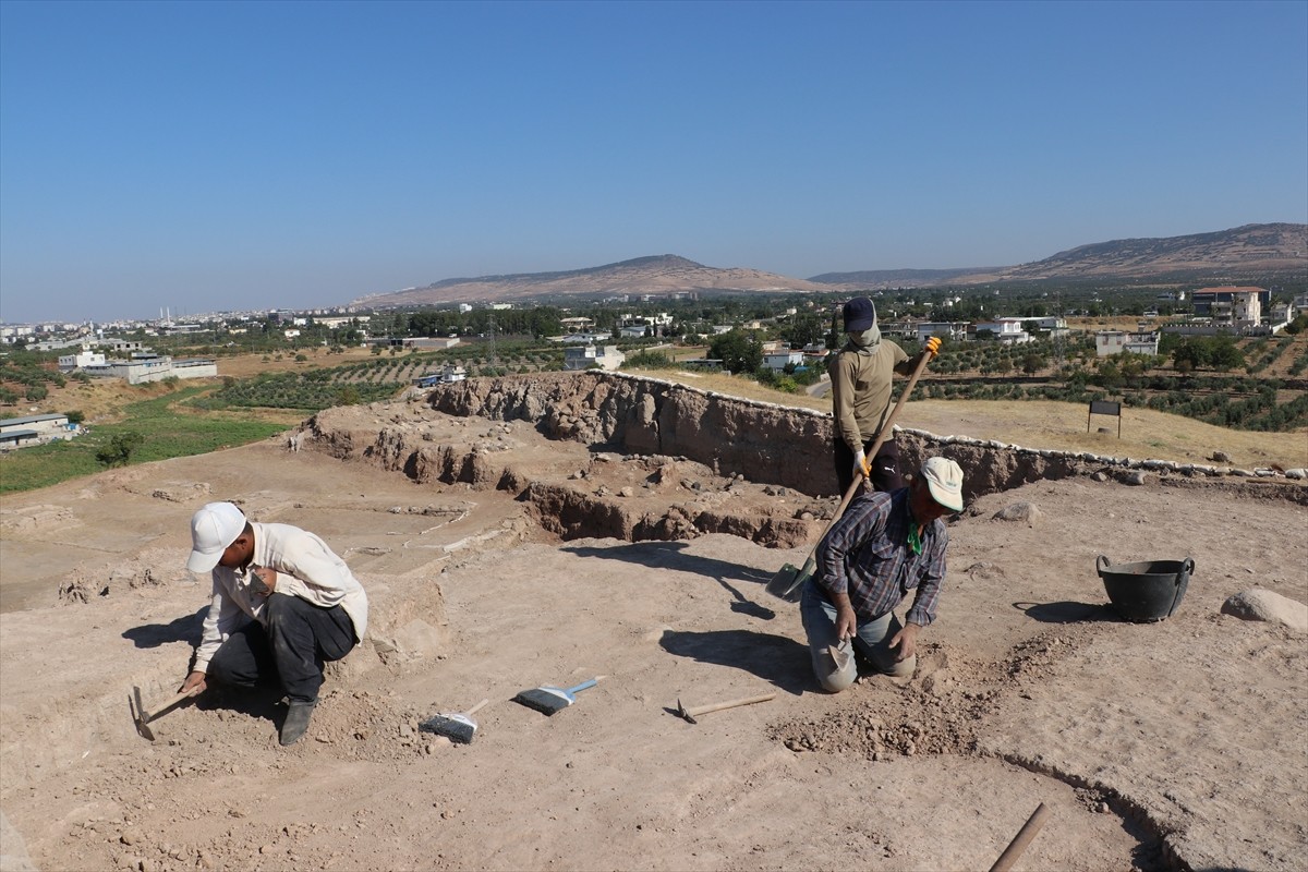 Güneydoğu Anadolu Bölgesi'nin en büyük höyükleri arasında yer alan Kilis'teki Oylum Höyük'te kazı...