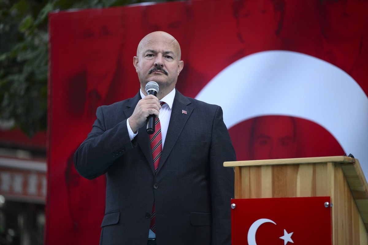 Güngören'de 16 yıl önceki terör saldırısında hayatını kaybeden 17 kişi, Menderes Caddesi'ndeki...