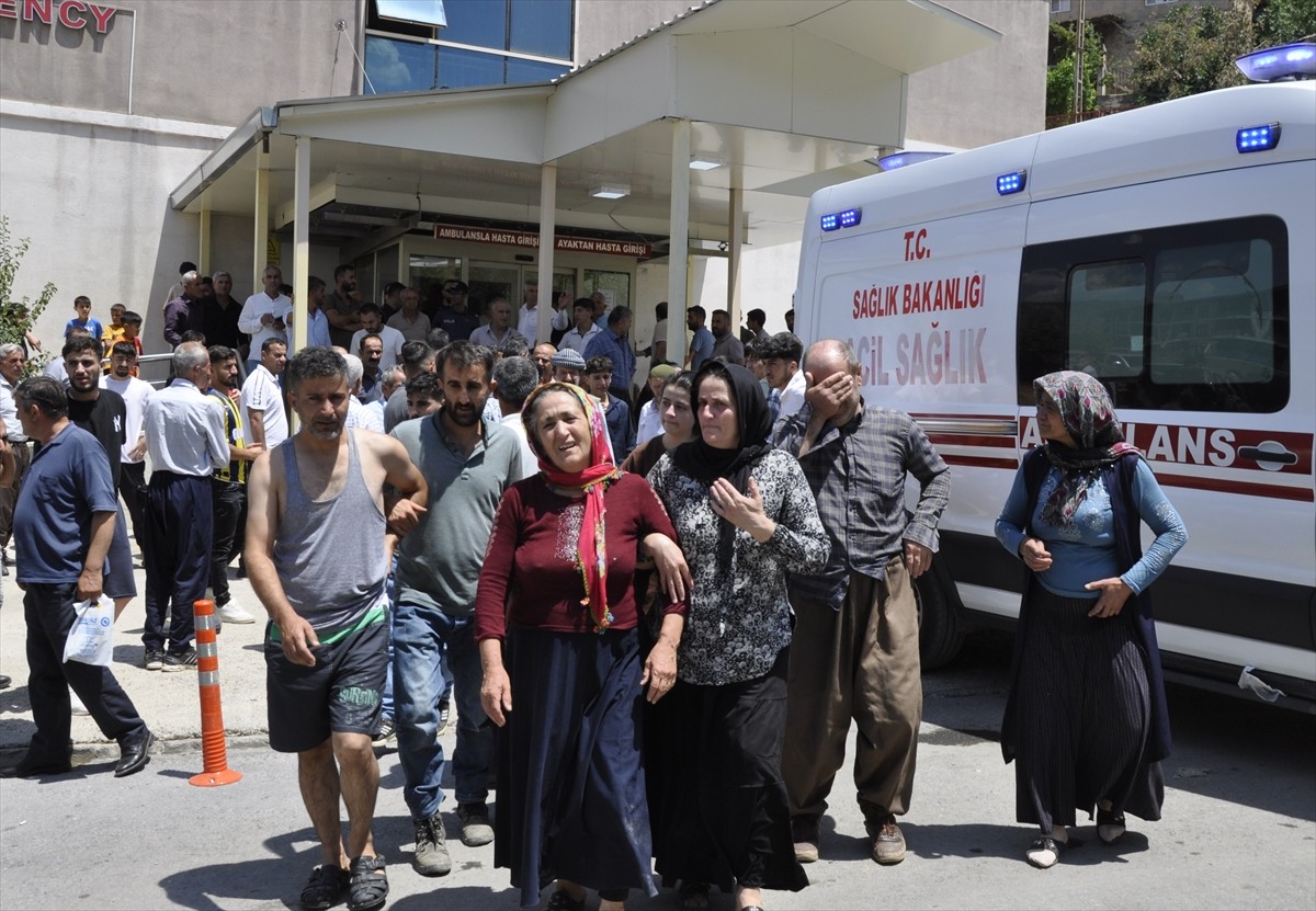 Hakkari'nin Çukurca ilçesinde, Zap Suyu'na düşen güvenlik korucusu boğuldu. Bölgeye sağlık ve...