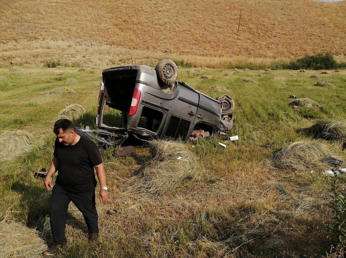 Hakkari'nin Yüksekova ilçesinde hafif ticari aracın devrilmesi sonucu 2 kişi hayatını kaybetti, 4...