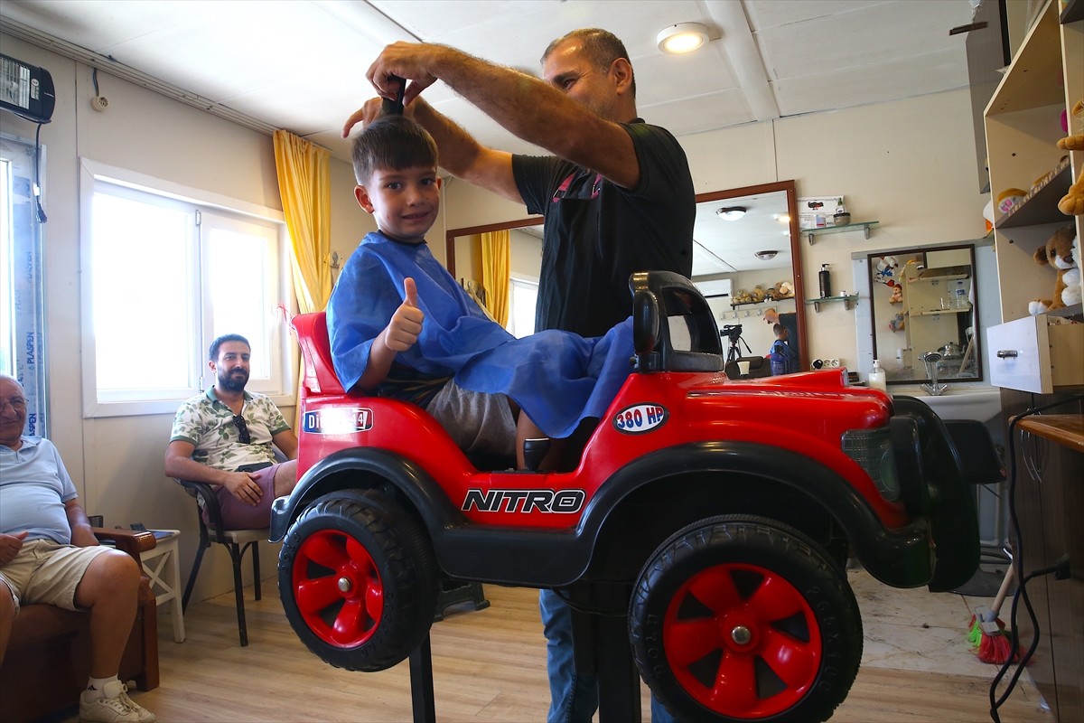 Hatay'daki dükkanı depremde yıkılan çocuk berberi Fikret Demirkol, devlet desteğiyle kavuştuğu...