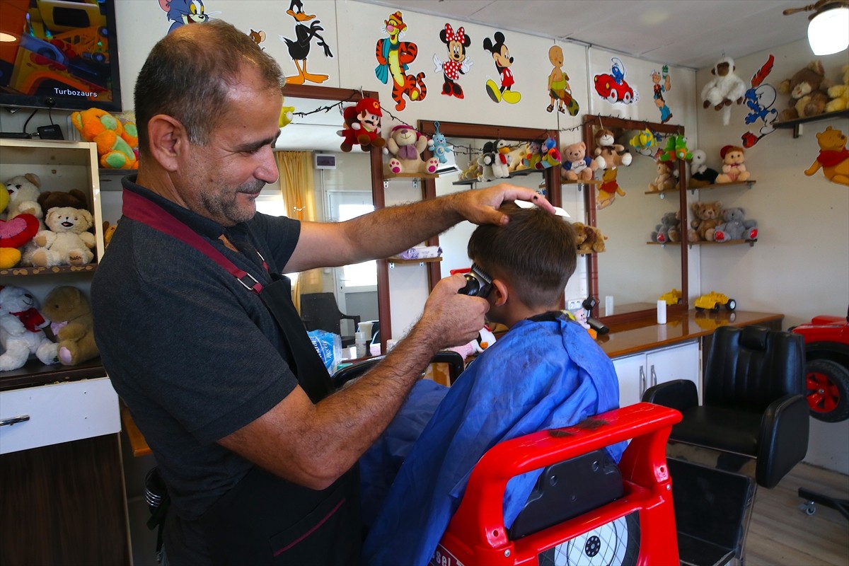 Hatay'daki dükkanı depremde yıkılan çocuk berberi Fikret Demirkol, devlet desteğiyle kavuştuğu...