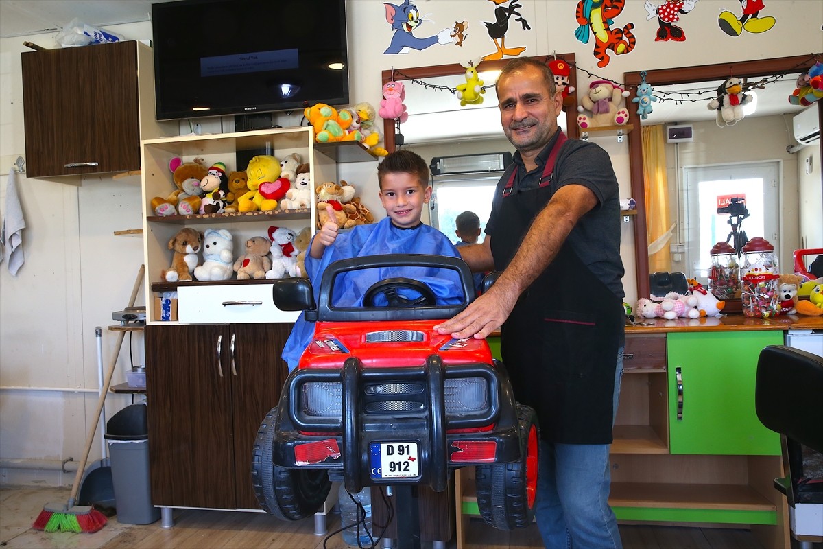 Hatay'daki dükkanı depremde yıkılan çocuk berberi Fikret Demirkol, devlet desteğiyle kavuştuğu...