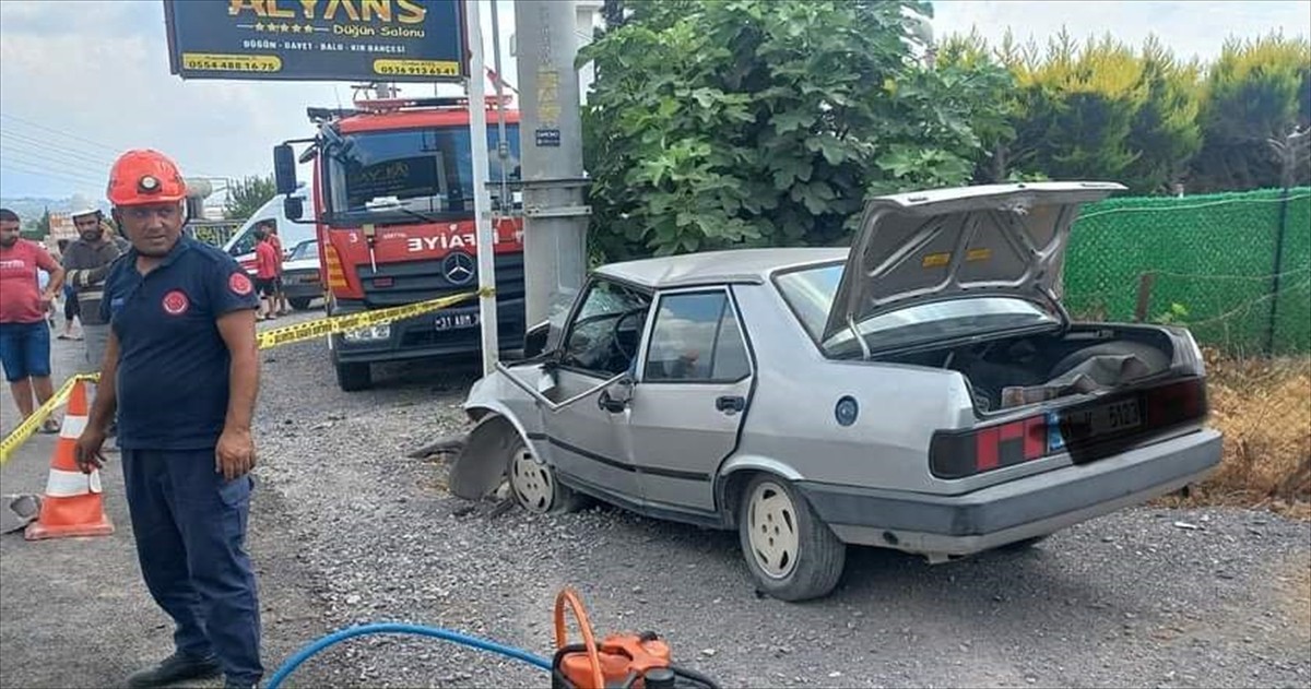 Hatay'ın Erzin ilçesinde aydınlatma direğine çarpan otomobilin sürücüsü hayatını...