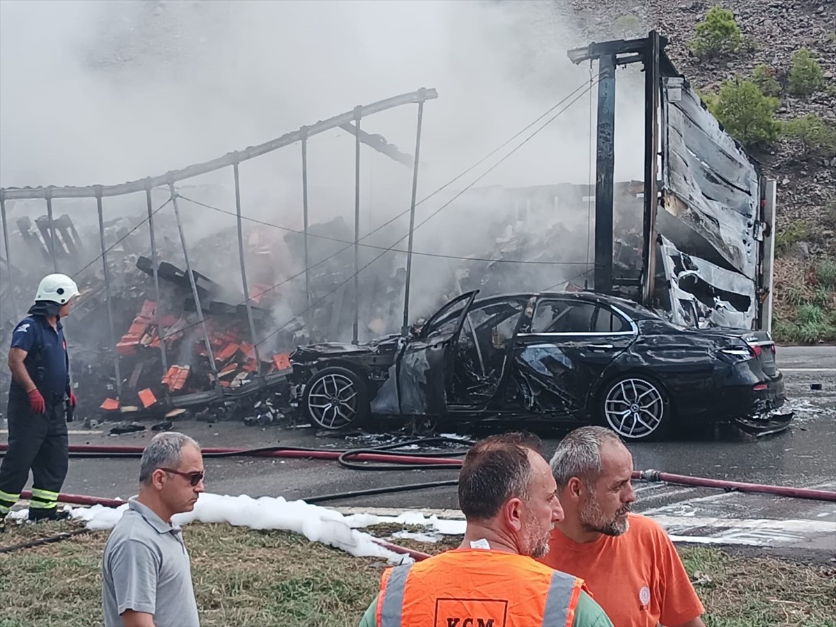 Hatay'ın İskenderun ilçesinde tır ile otomobilin çarpışması sonucu 2 kişi yaralandı. Kaza sonrası...