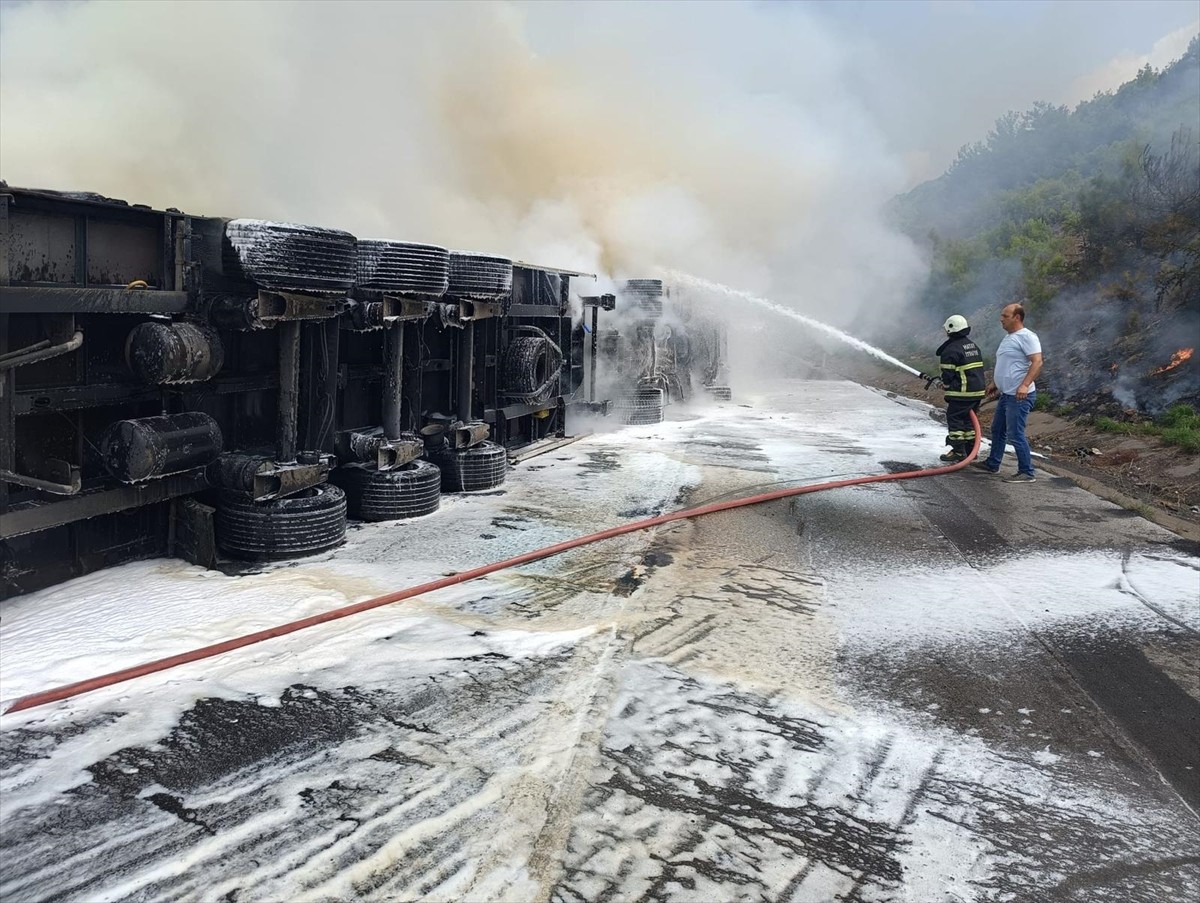 Hatay'ın İskenderun ilçesinde tır ile otomobilin çarpışması sonucu 2 kişi yaralandı. Kaza sonrası...