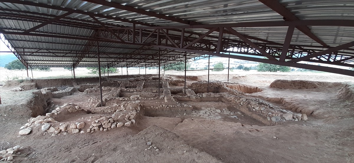 Hitit Üniversitesi'nin arkeoloji, antropoloji ve sanat tarihi bölümlerinden akademisyenler...