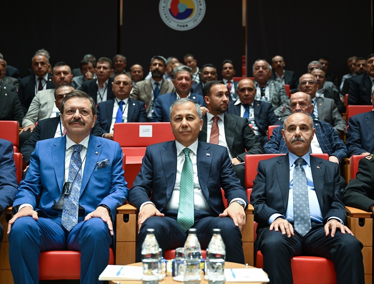 İçişleri Bakanı Ali Yerlikaya (ortada) Türkiye Odalar ve Borsalar Birliği (TOBB) çatısı altındaki...