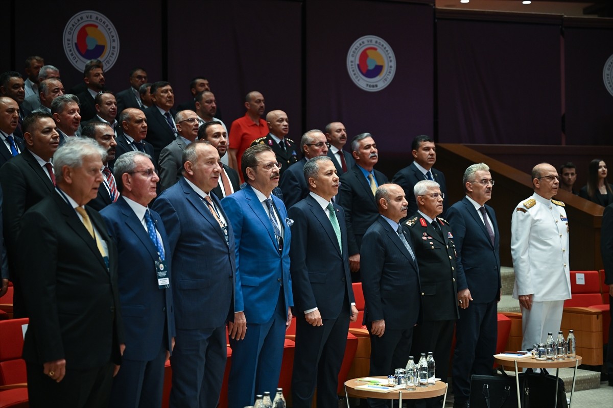 İçişleri Bakanı Ali Yerlikaya (ortada) Türkiye Odalar ve Borsalar Birliği (TOBB) çatısı altındaki...