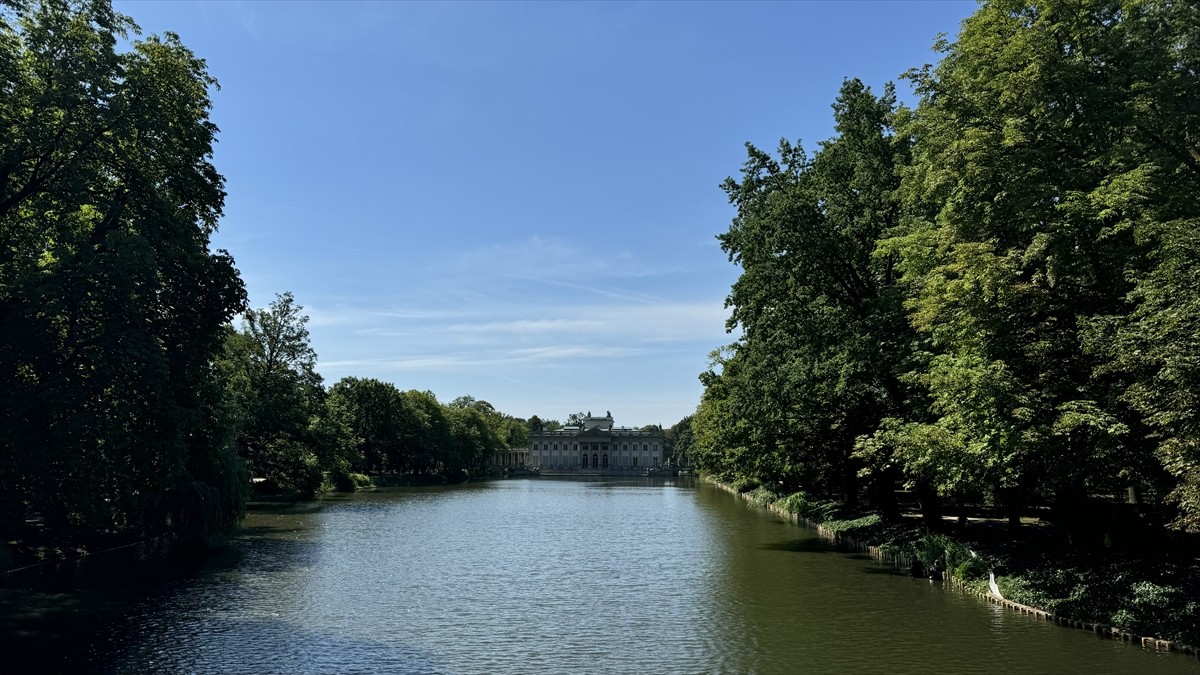 İkinci Dünya Savaşı'nda yüzde 80'inin yok olmasının ardından adeta küllerinden doğarak "Anka Kuşu"...
