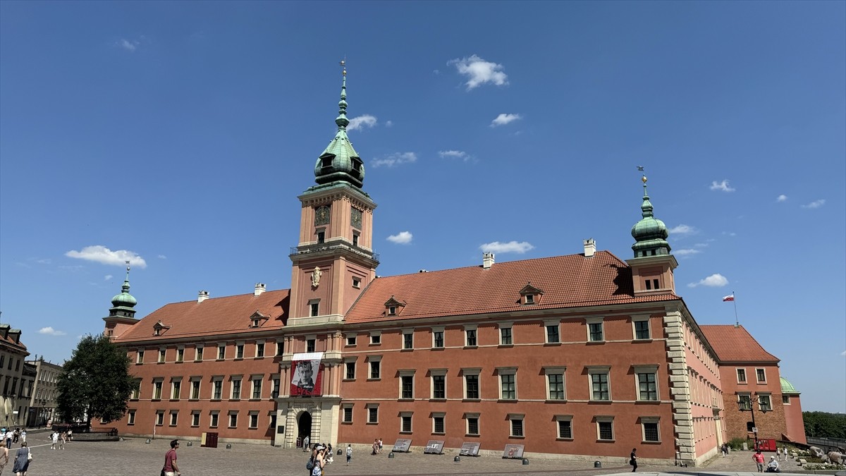 İkinci Dünya Savaşı'nda yüzde 80'inin yok olmasının ardından adeta küllerinden doğarak "Anka Kuşu"...