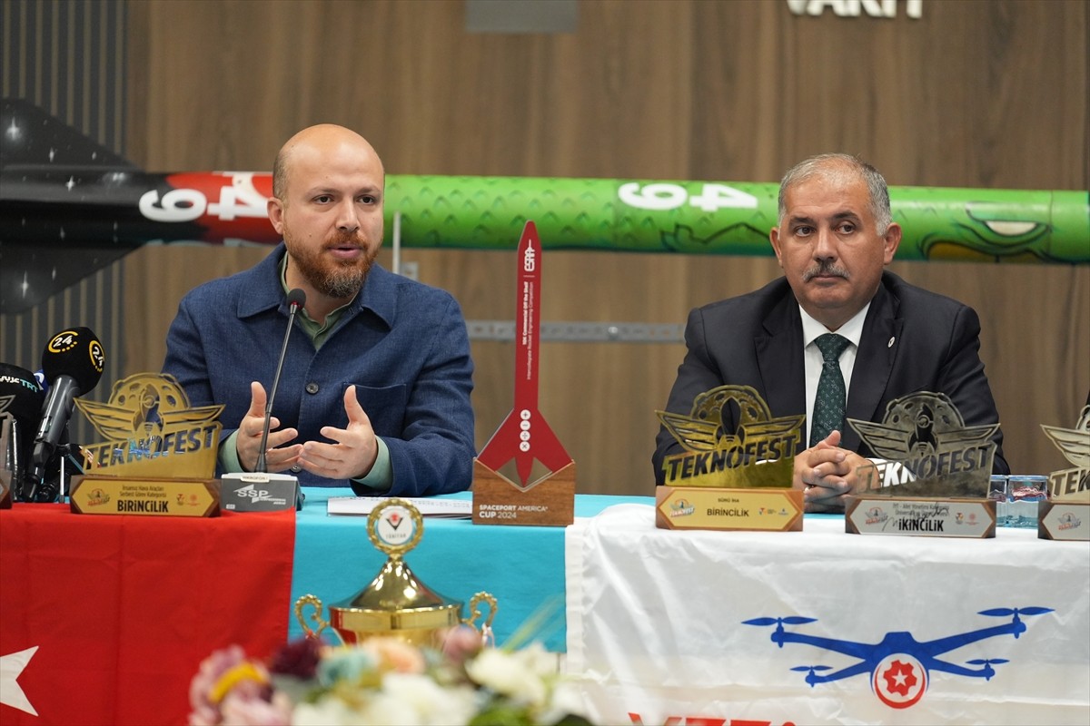 İlim Yayma Vakfı Mütevelli Heyeti Başkanı Necmeddin Bilal Erdoğan (sol 3) ve İTÜ Rektörü Prof. Dr....