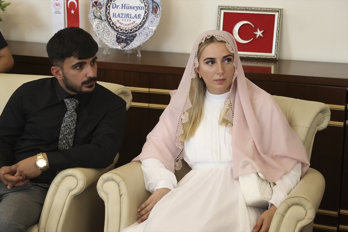 İngiliz Emily Anna (sol2) Gaziantepli nişanlısı Ferhat Tutan (solda) sayesinde Gaziantep İl...