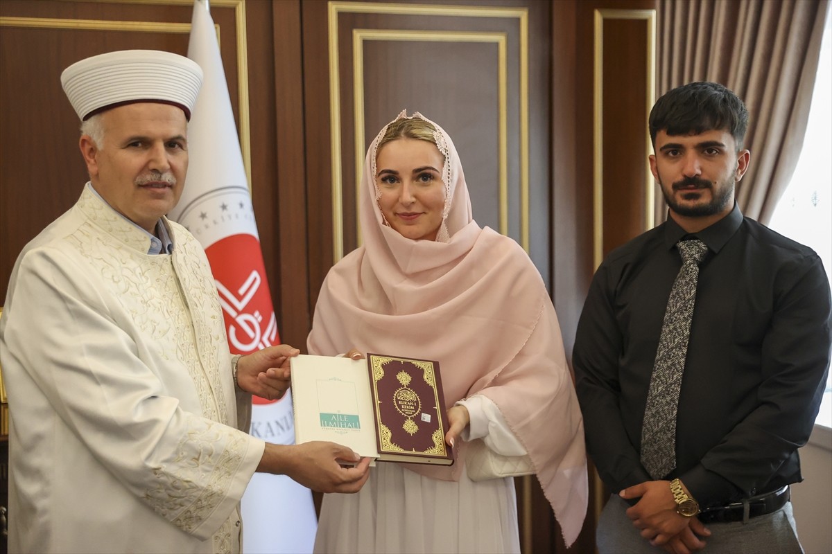 İngiliz Emily Anna (sol2) Gaziantepli nişanlısı Ferhat Tutan (solda) sayesinde Gaziantep İl...