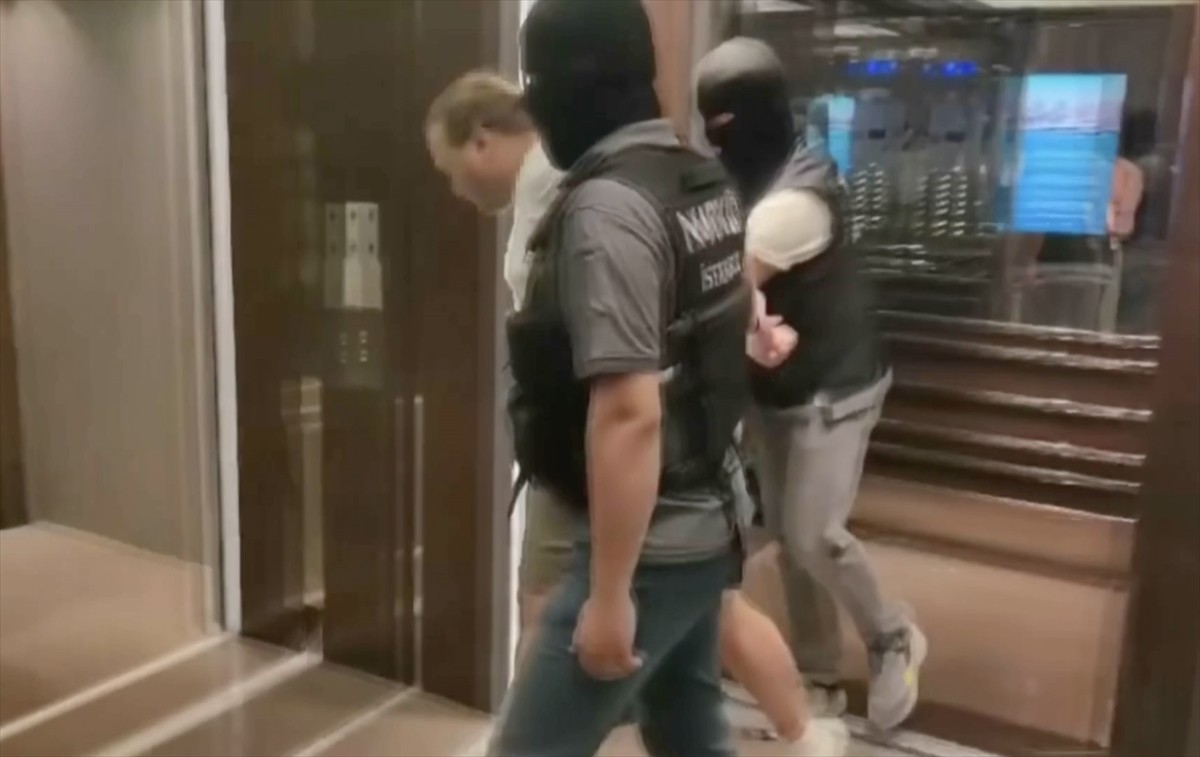 İnterpol kırmızı bülteniyle uyuşturucu ve dolandırıcılık gibi suçlardan aranan Alexander...