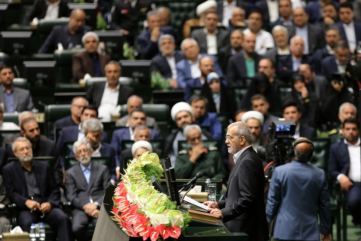 İran'da 5 Temmuz'da yapılan cumhurbaşkanlığı seçimlerinin ikinci turunu kazanan Mesud Pezeşkiyan...