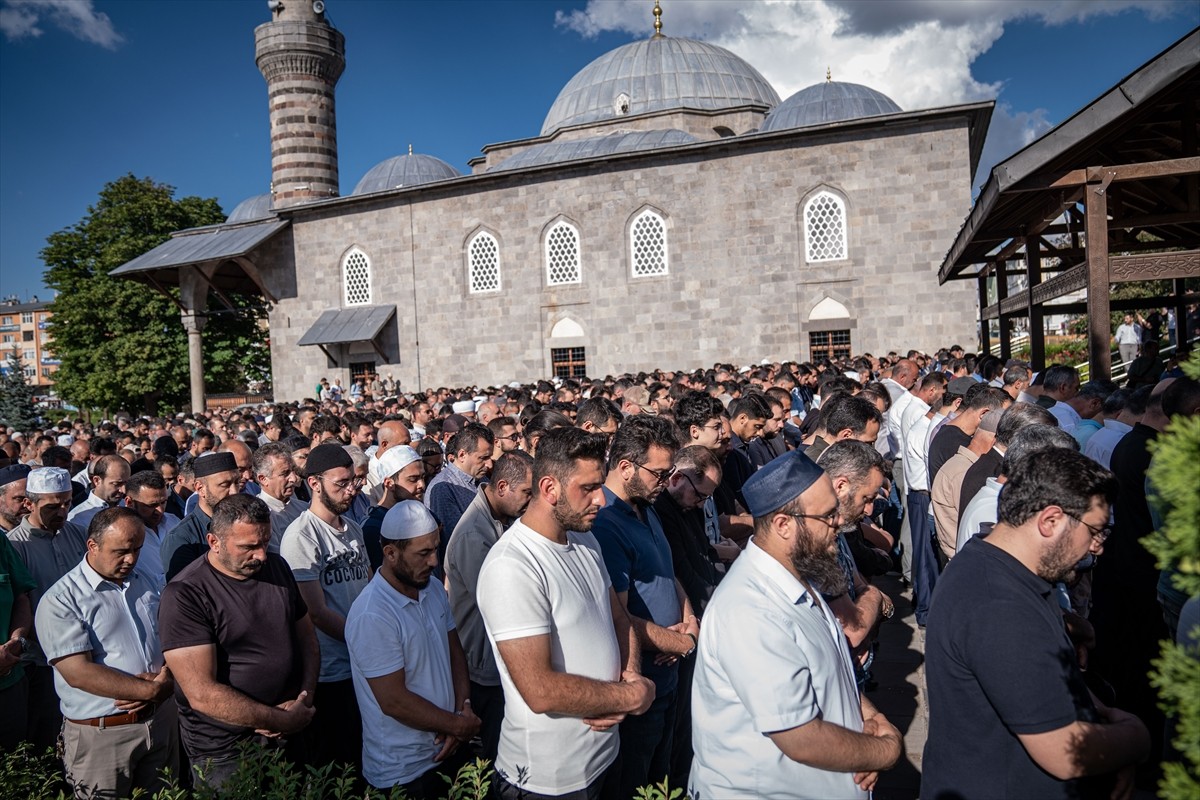 İran'ın başkenti Tahran'da suikasta uğrayan Hamas Siyasi Büro Başkanı İsmail Heniyye için Erzurum...