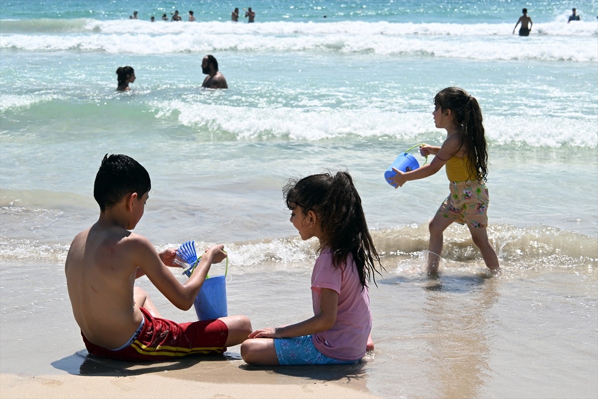 İsrail'in Lübnan'a yönelik artan saldırı tehdidine rağmen sınırdaki çatışma bölgesine kısa bir...