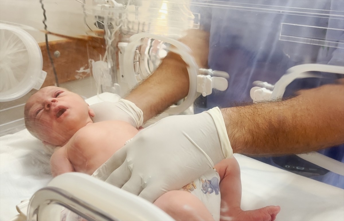 İsrail'in vurduğu Filistinli hamile kadının bebeği, sezaryen operasyonuyla hayata tutundu....