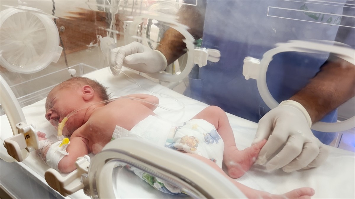 İsrail'in vurduğu Filistinli hamile kadının bebeği, sezaryen operasyonuyla hayata tutundu....