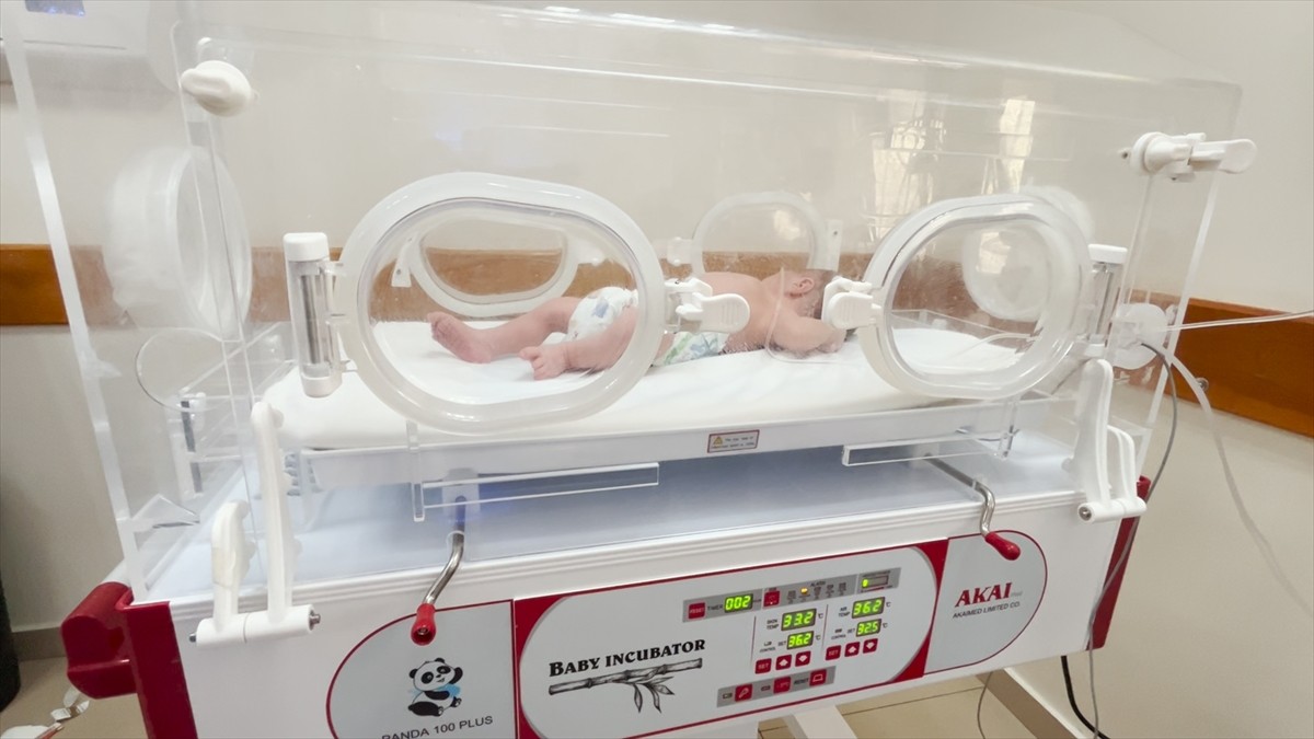 İsrail'in vurduğu Filistinli hamile kadının bebeği, sezaryen operasyonuyla hayata tutundu....