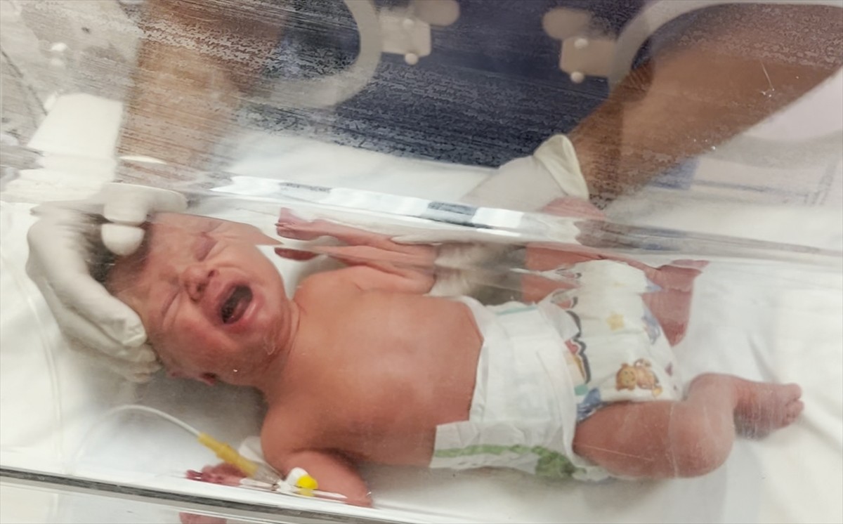 İsrail'in vurduğu Filistinli hamile kadının bebeği, sezaryen operasyonuyla hayata tutundu....