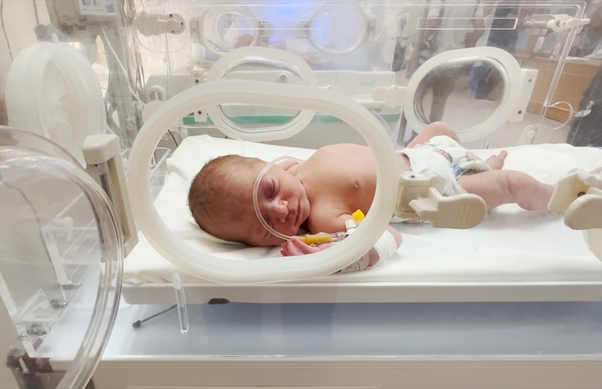 İsrail'in vurduğu Filistinli hamile kadının bebeği, sezaryen operasyonuyla hayata tutundu....