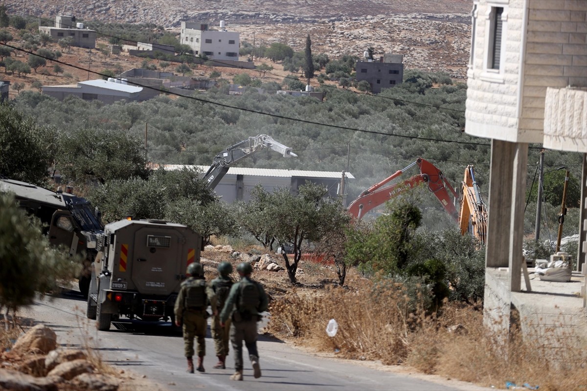 İsrail askerleri, işgal altındaki Batı Şeria'nın kuzeyinde bir Filistinlinin evini "ruhsatsız...