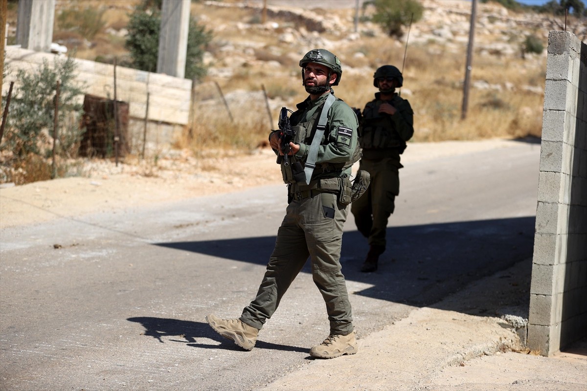 İsrail askerleri, işgal altındaki Batı Şeria'nın kuzeyinde bir Filistinlinin evini "ruhsatsız...