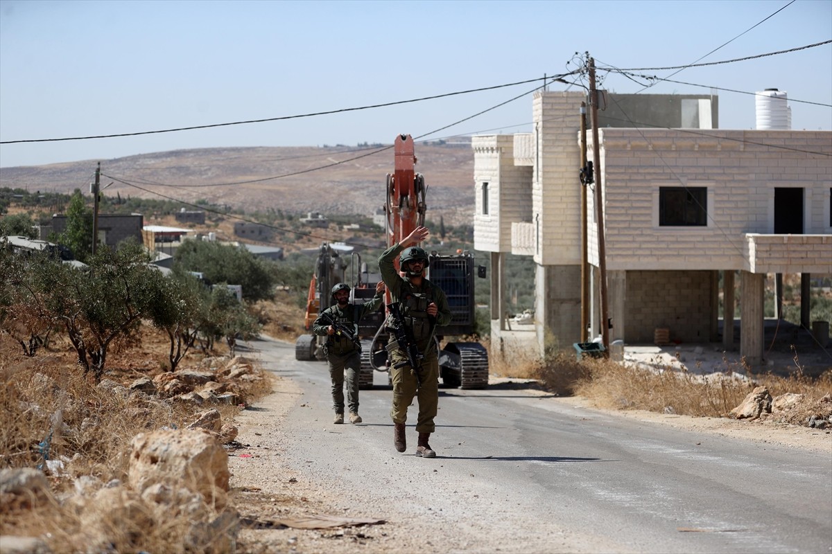 İsrail askerleri, işgal altındaki Batı Şeria'nın kuzeyinde bir Filistinlinin evini "ruhsatsız...