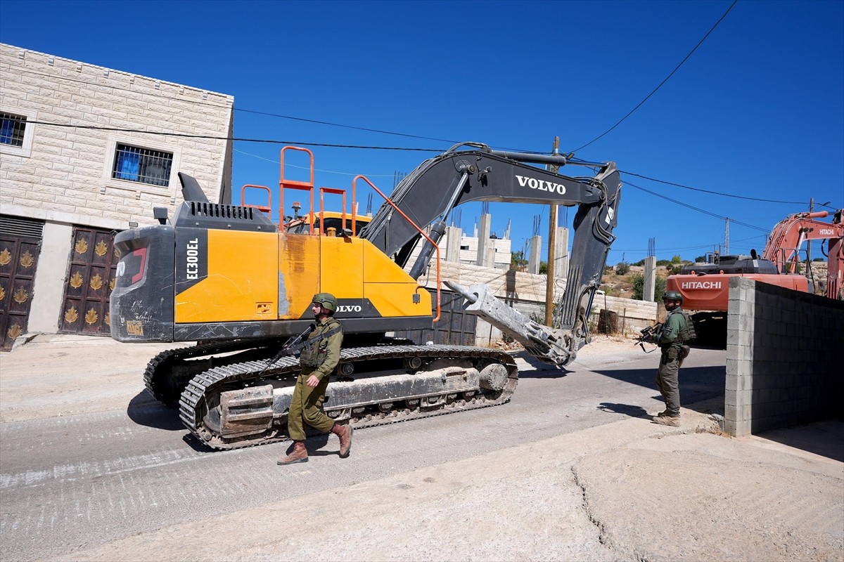 İsrail askerleri, işgal altındaki Batı Şeria'nın kuzeyinde bir Filistinlinin evini "ruhsatsız...