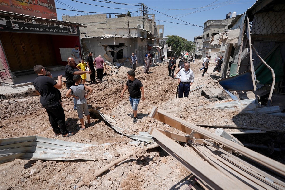 İsrail ordusu, gece saatlerinden itibaren yaklaşık 16 saat süre saldırı altında tuttuğu işgal...