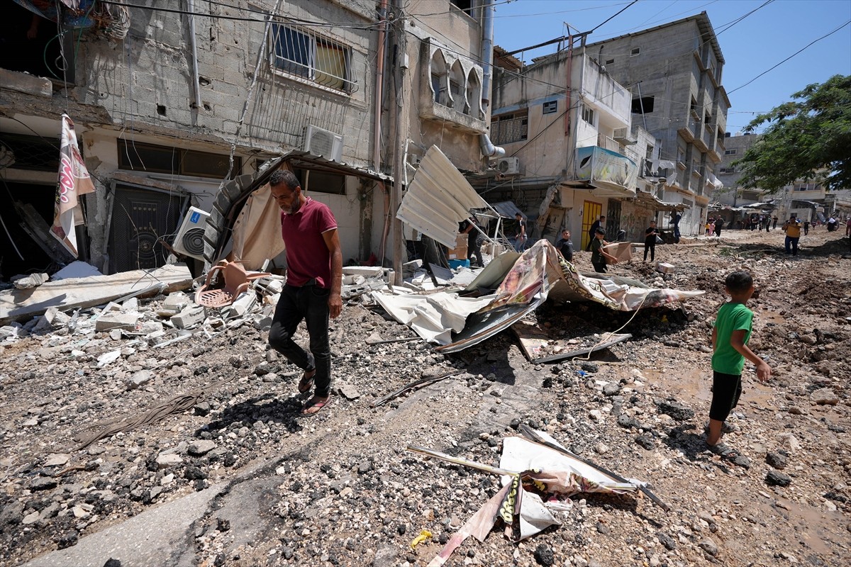 İsrail ordusu, gece saatlerinden itibaren yaklaşık 16 saat süre saldırı altında tuttuğu işgal...