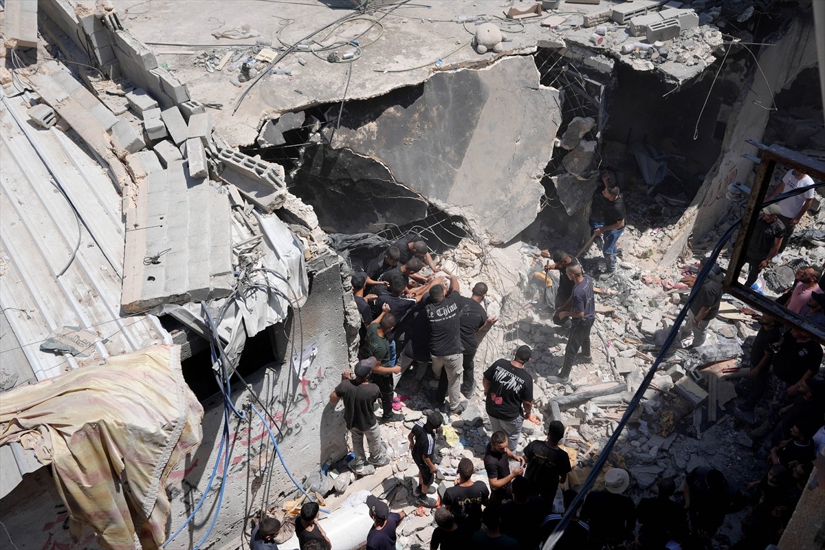 İsrail ordusu, gece saatlerinden itibaren yaklaşık 16 saat süre saldırı altında tuttuğu işgal...