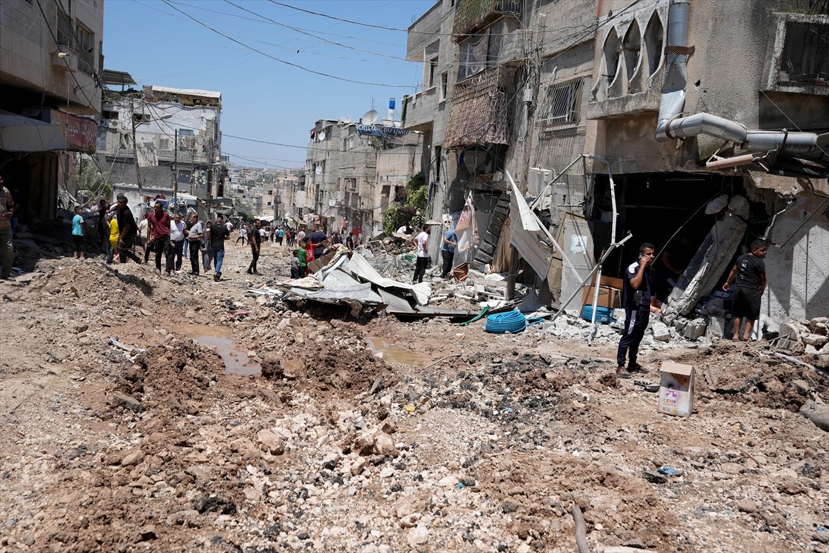 İsrail ordusu, gece saatlerinden itibaren yaklaşık 16 saat süre saldırı altında tuttuğu işgal...