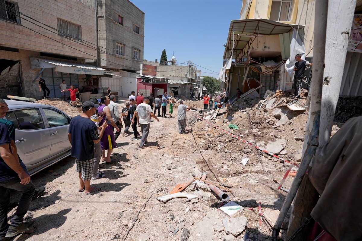 İsrail ordusu, gece saatlerinden itibaren yaklaşık 16 saat süre saldırı altında tuttuğu işgal...