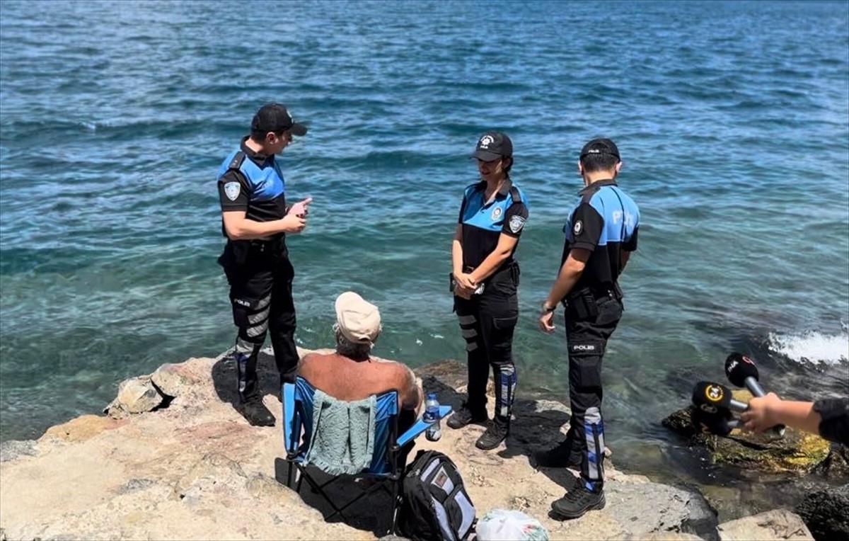 İstanbul'da polis ekipleri denize giren vatandaşları boğulma olaylarına karşı dikkatli olmaları...