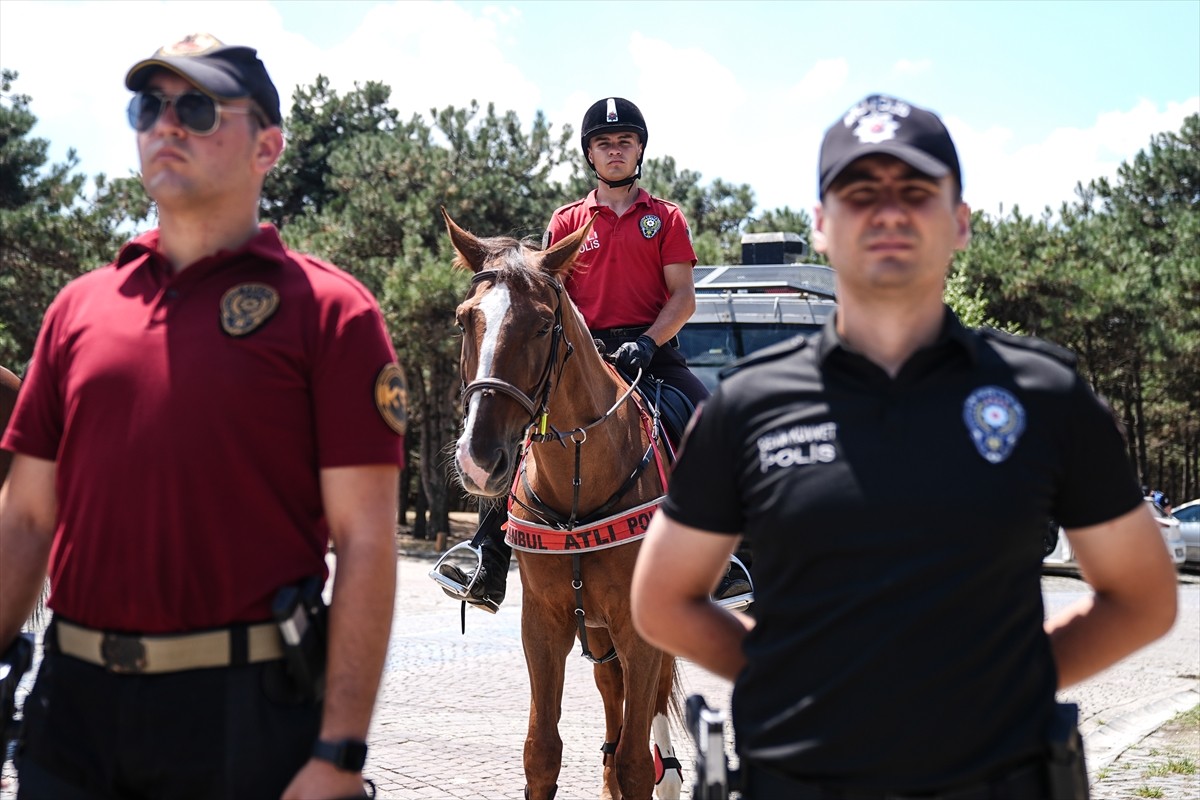 İstanbul Emniyet Müdürlüğüne bağlı ekipler, orman yangınlarıyla mücadele kapsamında Sultangazi'de...
