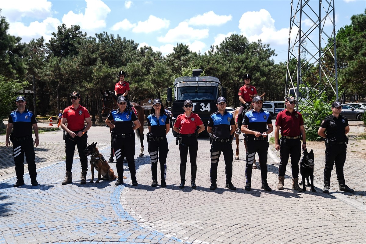 İstanbul Emniyet Müdürlüğüne bağlı ekipler, orman yangınlarıyla mücadele kapsamında Sultangazi'de...