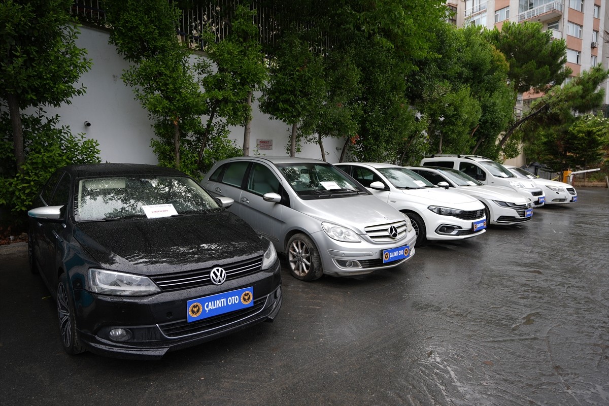 İstanbul merkezli 8 ilde bir suç örgütüne yönelik yapılan operasyonda, yediemin otoparklarından...