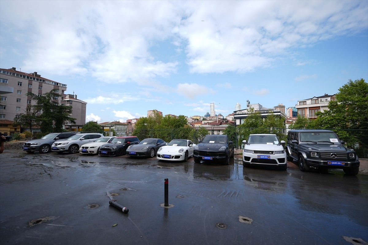 İstanbul merkezli 8 ilde bir suç örgütüne yönelik yapılan operasyonda, yediemin otoparklarından...