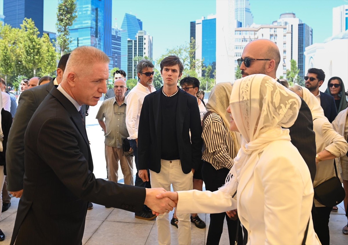 İstanbul Valisi Davut Gül, vefat eden emekli vali Rafet Üçelli'nin cenaze törenine katıldı.