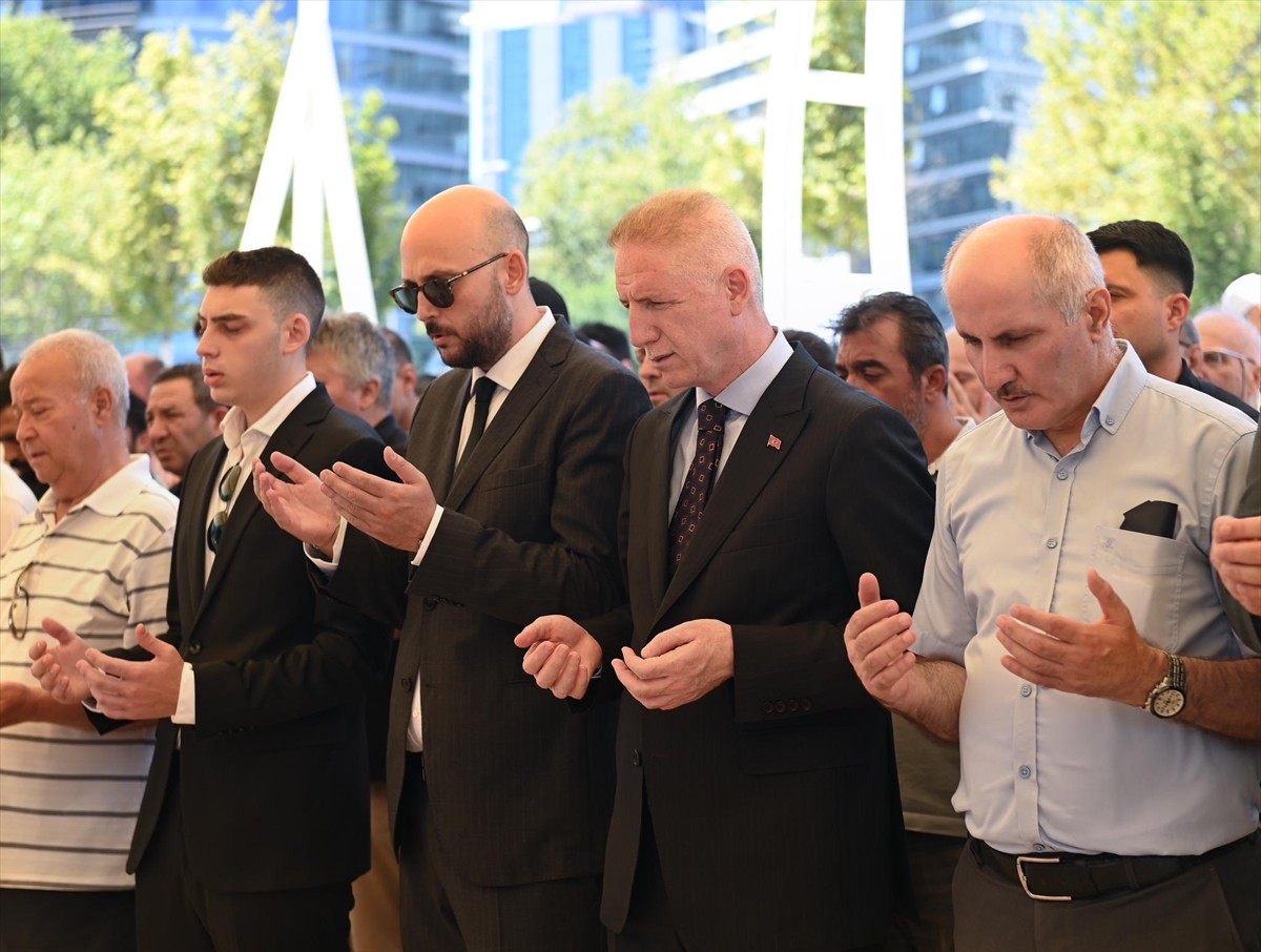 İstanbul Valisi Davut Gül, vefat eden emekli vali Rafet Üçelli'nin cenaze törenine katıldı.