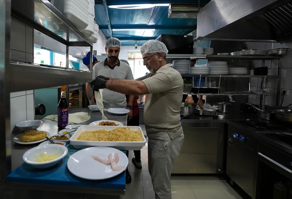 İzmir'de bir balık restoranı, kentte "gevrek" olarak tabir edilen simitten esinlenip levrek...