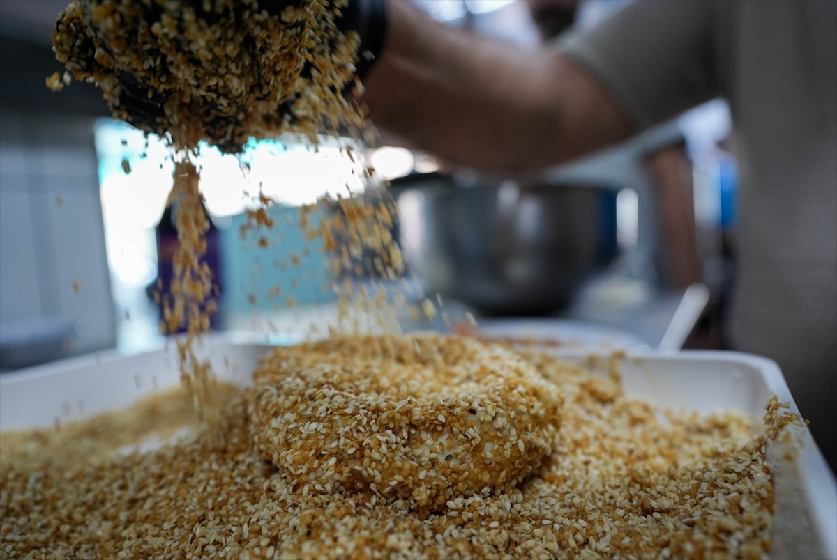 İzmir'de bir balık restoranı, kentte "gevrek" olarak tabir edilen simitten esinlenip levrek...