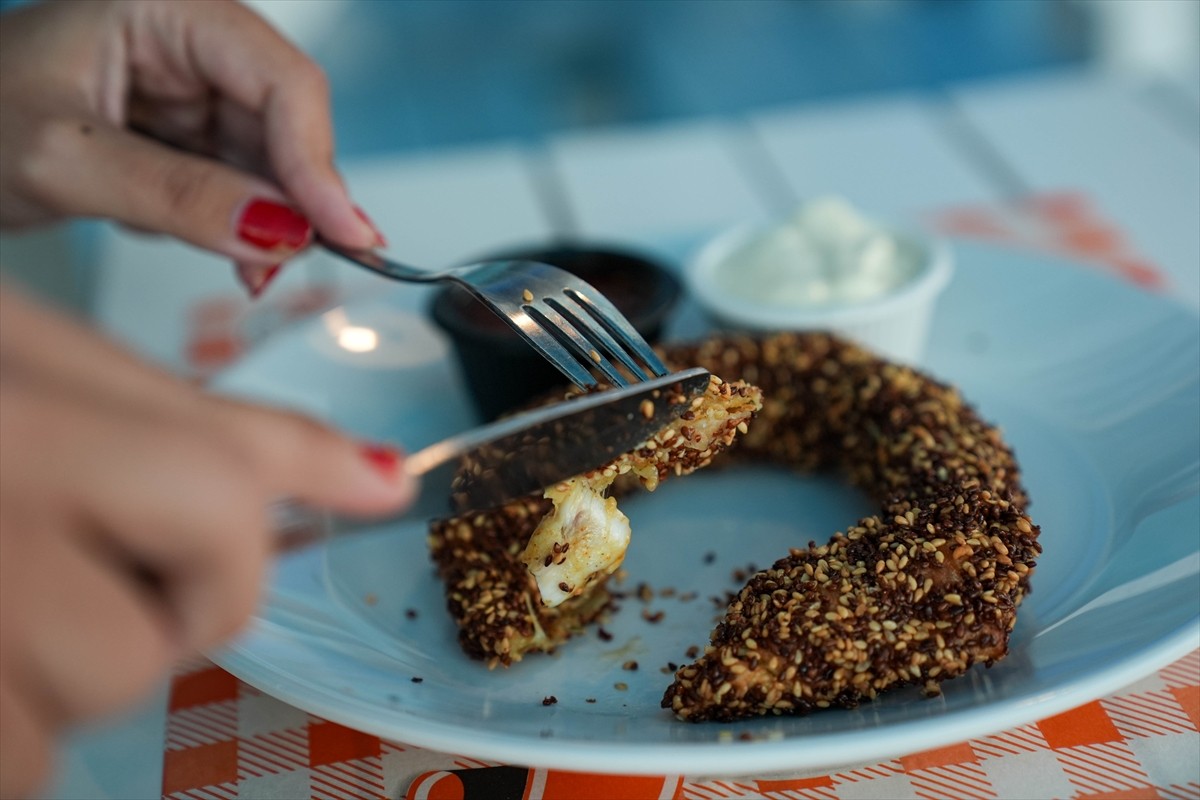 İzmir'de bir balık restoranı, kentte "gevrek" olarak tabir edilen simitten esinlenip levrek...