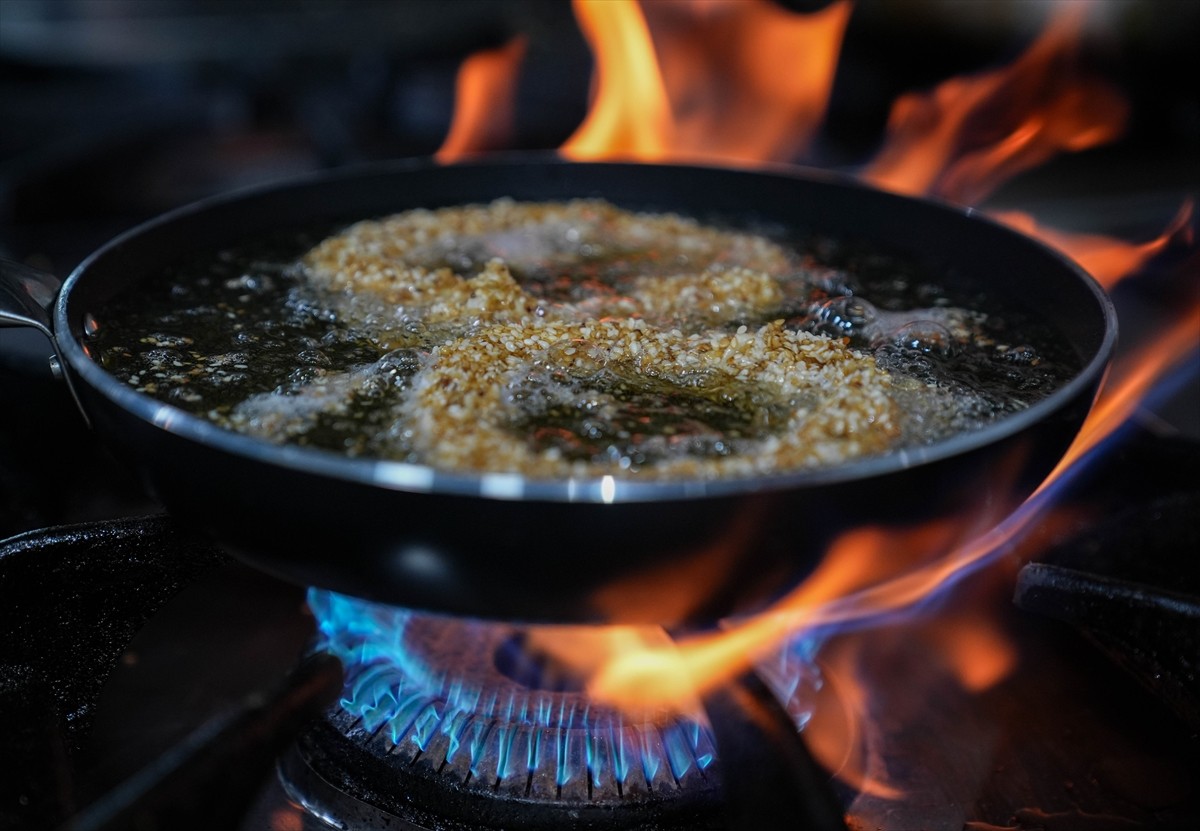 İzmir'de bir balık restoranı, kentte "gevrek" olarak tabir edilen simitten esinlenip levrek...