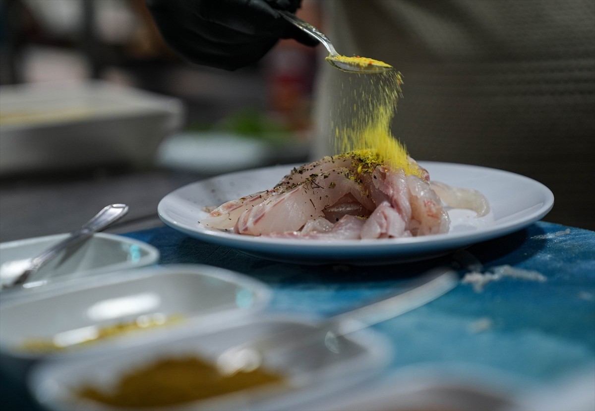 İzmir'de bir balık restoranı, kentte "gevrek" olarak tabir edilen simitten esinlenip levrek...