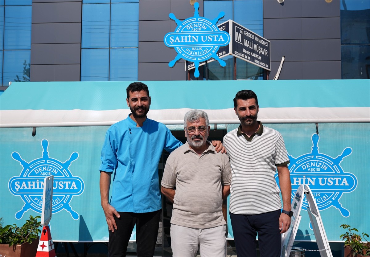 İzmir'de bir balık restoranı, kentte "gevrek" olarak tabir edilen simitten esinlenip levrek...